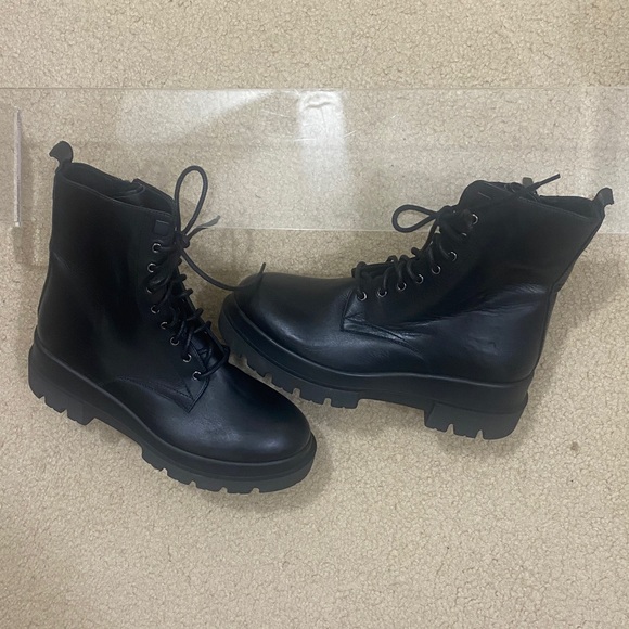 NWOB LA CANADIENNE Women\'s Black Leather Lace-Up Ankle Boots Size 35.5